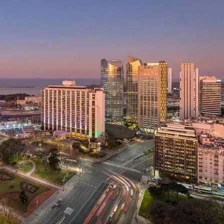 Vista aérea de una ciudad con hoteles al atardecer